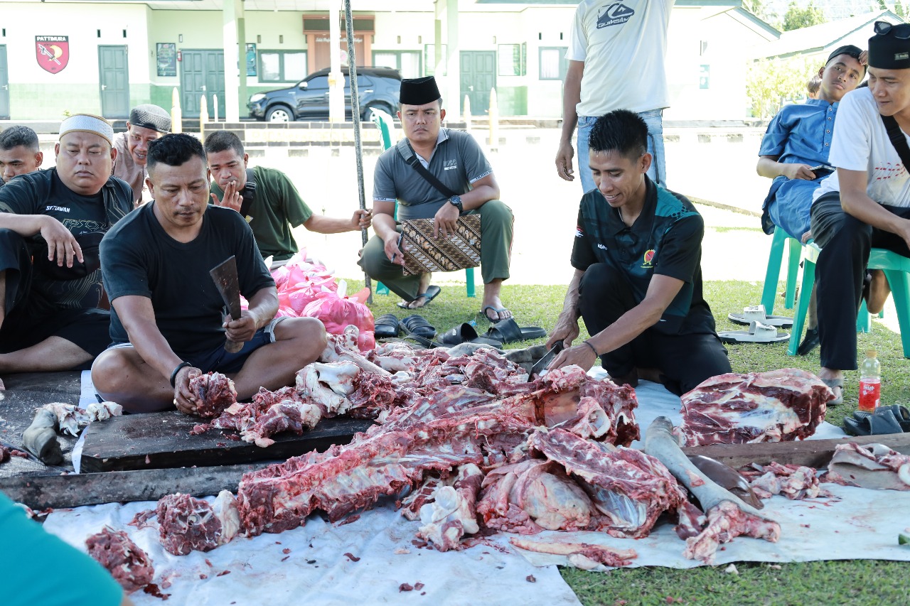 Kodim 1505 Tidore Laksanakan Penyembelihan Hewan Qurban, Salurkan Daging kepada Warga dan Prajurit