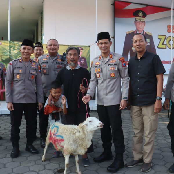 Polres Probolinggo Kota Bagikan 35 Hewan Kurban Semarakkan Idul Adha 1446 H