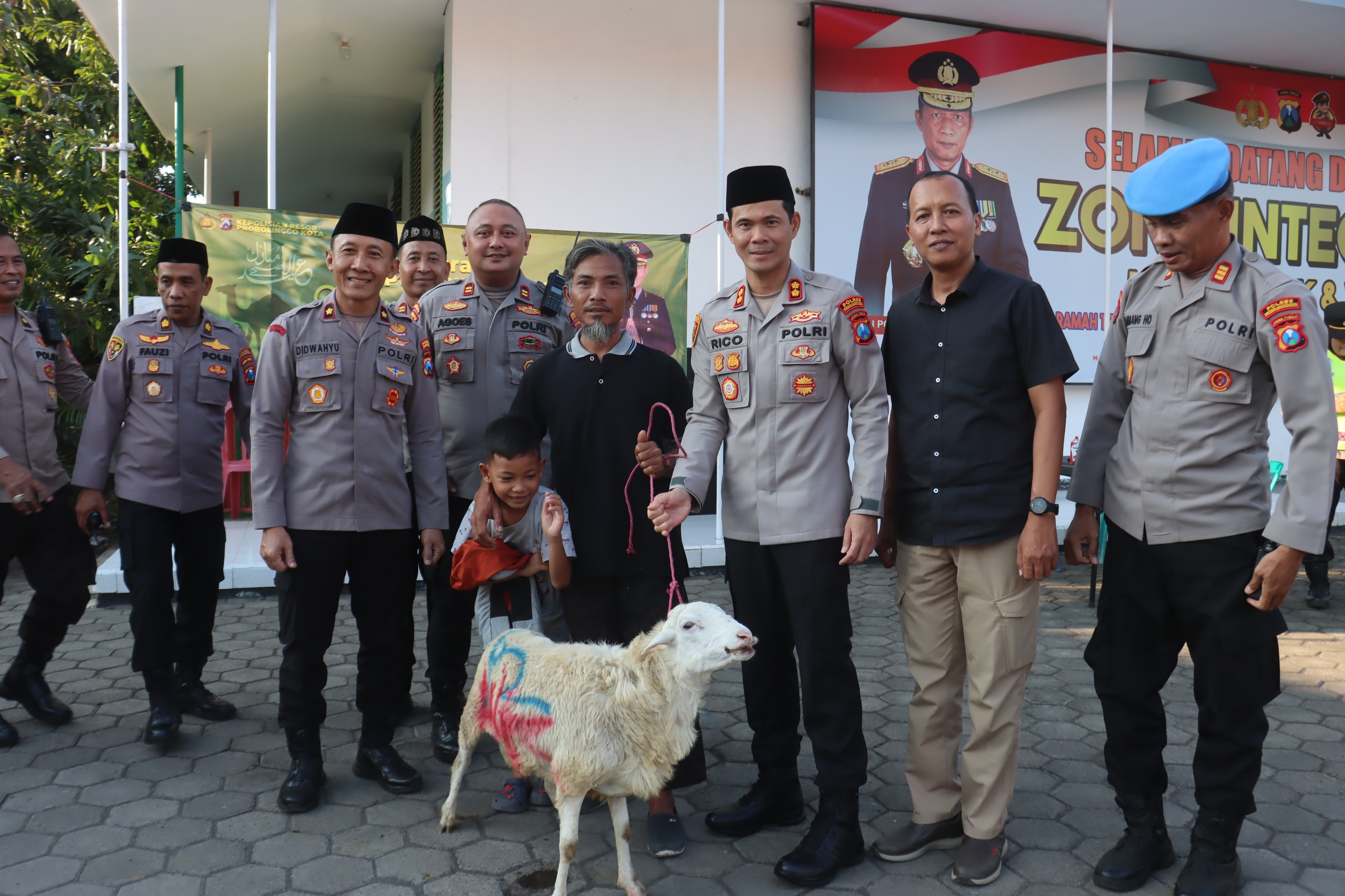 Polres Probolinggo Kota Bagikan 35 Hewan Kurban Semarakkan Idul Adha 1446 H