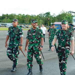 Dandim 1710/Mimika Sambut Kedatangan Menteri Pertahanan dan Menteri Keuangan di Bandara Mozes Kilangin Dandim 1710/Mimika Sambut Kedatangan Menteri Pertahanan dan Menteri Keuangan di Bandara Mozes Kilangin