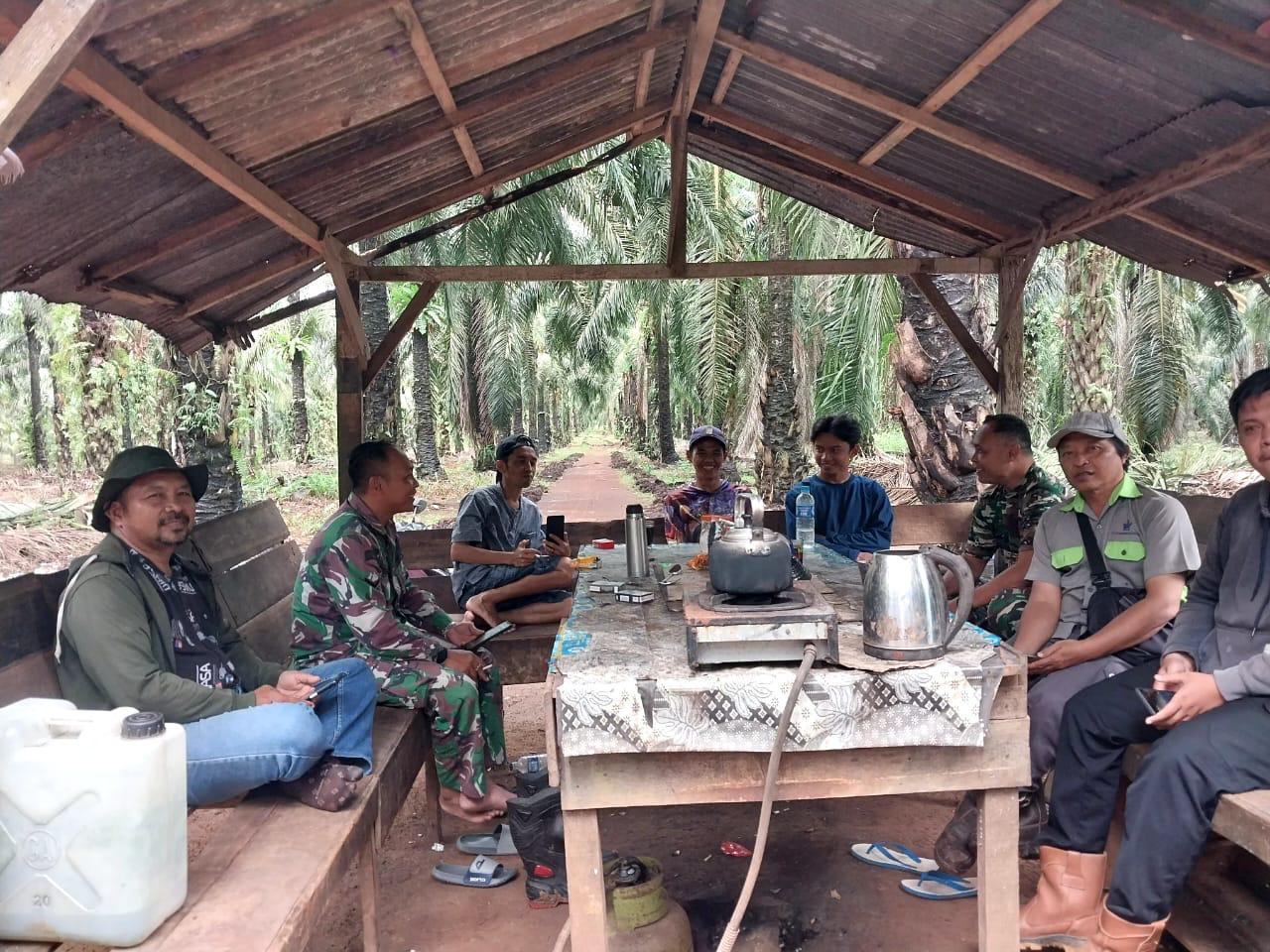 Momentum Hari Raya Idul Adha Personel Kodim 1009/Tla Komsos Dengan Warga Desa Binaan