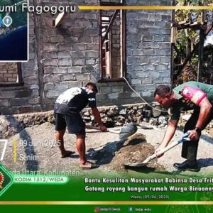 Bantu Kesulitan Masyarakat Babinsa Desa Fritu Gotong royong bangun rumah Warga Binaannya