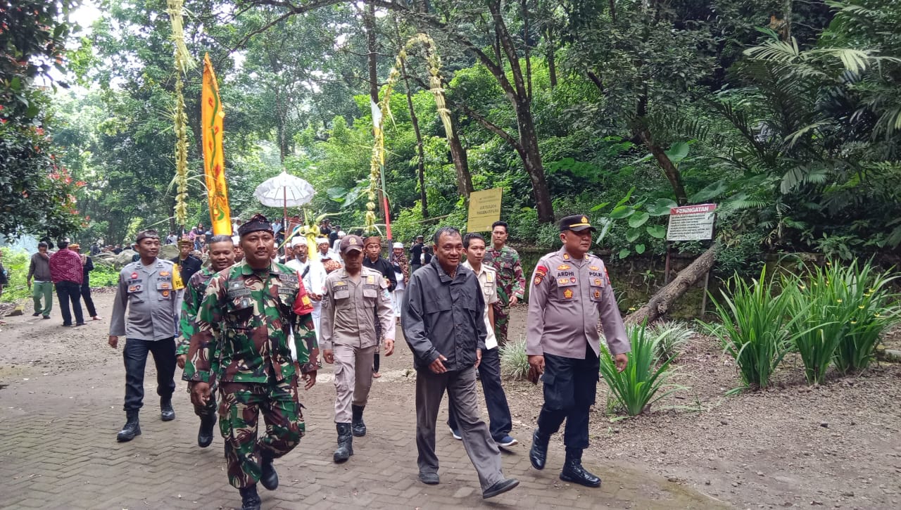 Polres Probolinggo Kawal Ritual Mendak Tirta Jelang Yadnya Kasada 2025