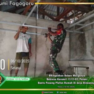 Berbaur Dengan Warga, Praka C.Kimiak Ramil 1512-02/Patani Gotong-royong Pasang Plafon Rumah