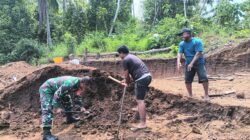 Semangat Gotong Royong, Babinsa Koramil 1505-01 Tidore Bantu Gali Fondasi Rumah Warga