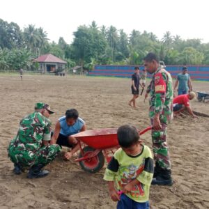 Gotong Royong TNI dan Rakyat, Lapangan Sepak Bola Toseho Disulap Jadi Lebih Hidup