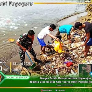 Dengan Selalu Memperhatikan Lingkungan Babinsa Desa Nusliko Gelar karya Bakti Pembersihan Pantai