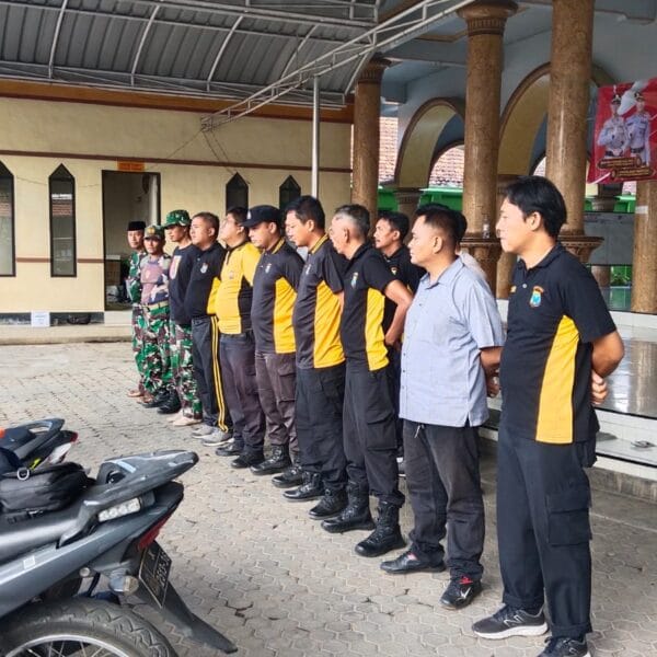 Koramil dan Polri Kompak Bersihkan Masjid Roudlotul Jannah Sumberasih