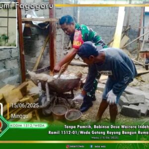 Babinsa Serda Jasmin Mahmud Koramil 1512-01/Weda Bantu Warga Binaan Bangun Rumah di Desa Wairoro Indah