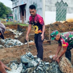 Tingkatkan Kepedulian, Babinsa Koramil 1505-02 Wasile Dan Warga Gotong Royong Bangun Teras Masjid