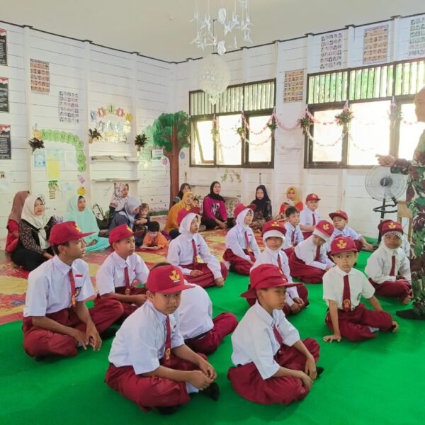 Babinsa Haruai-Bintang Ara Hadiri Pengukuhan Siswa Kelas VI dan Kenaikan Kelas SDN Kuari