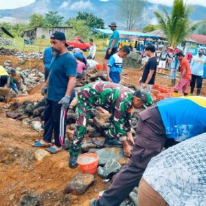 TNI Ada untuk Rakyat: Babinsa Koramil 1505-02 Wasile Bersama Warga Gotong Royong Bangun Pondasi Masjid