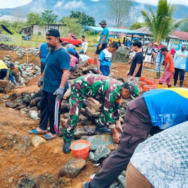TNI Ada untuk Rakyat: Babinsa Koramil 1505-02 Wasile Bersama Warga Gotong Royong Bangun Pondasi Masjid