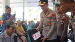Polres Probolinggo Kota Salurkan Ratusan Paket Sembako Hari Bhayangkara ke- 79