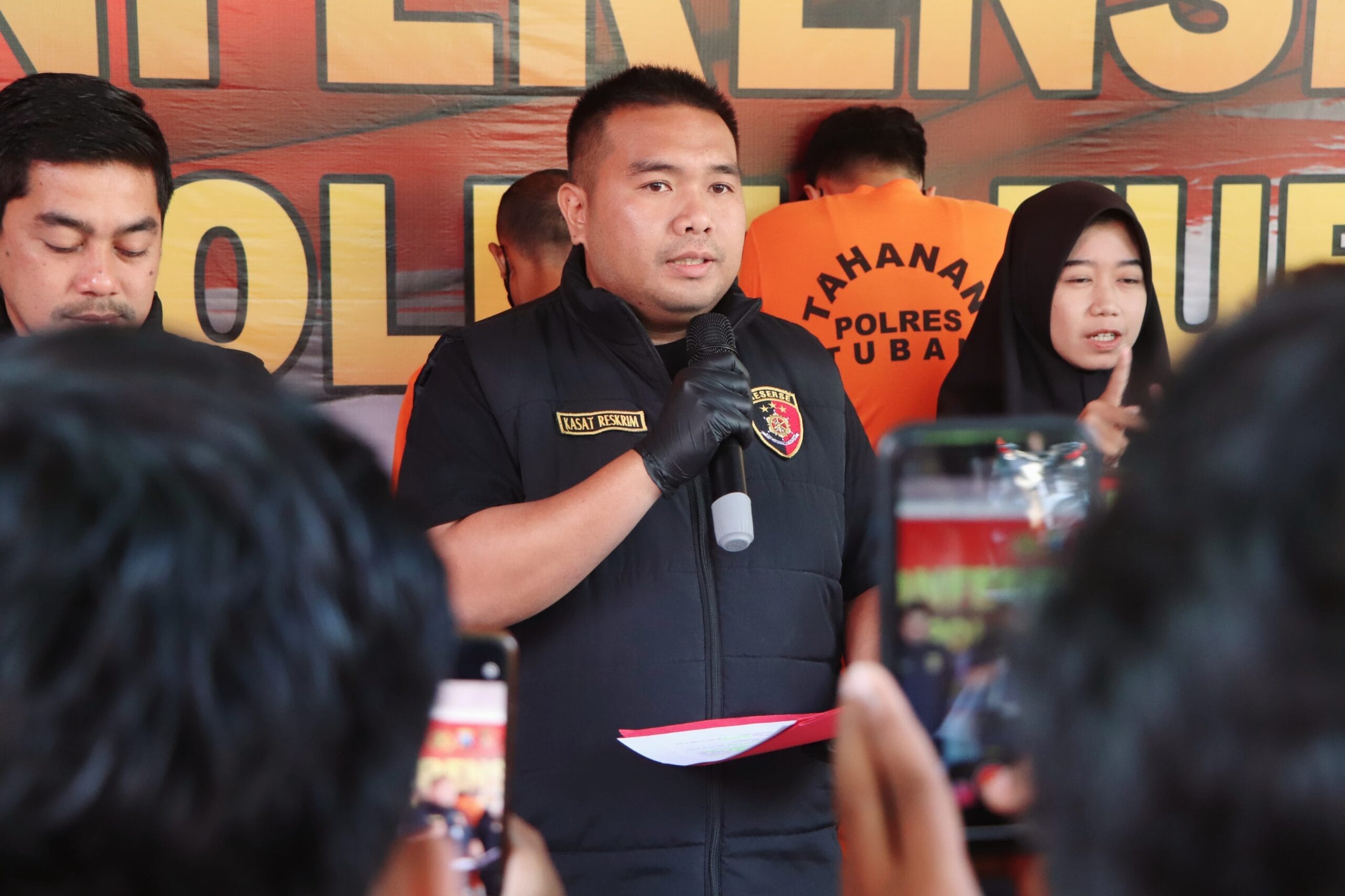 Polres Tuban Bongkar Praktik Penyebaran Konten Asusila Lewat Grup Facebook Polres Tuban Bongkar Praktik Penyebaran Konten Asusila Lewat Grup Facebook