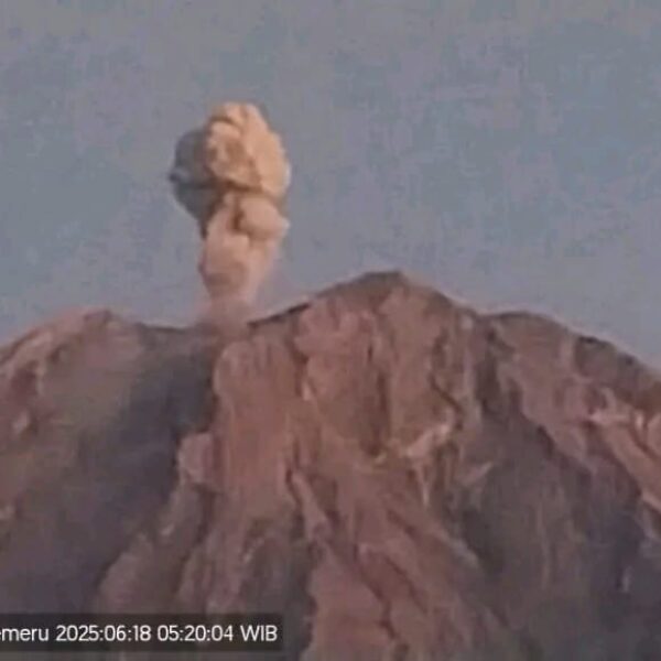 Gunung Semeru Kembali Erupsi, Kolom Abu Capai 600 Meter di Atas Puncak