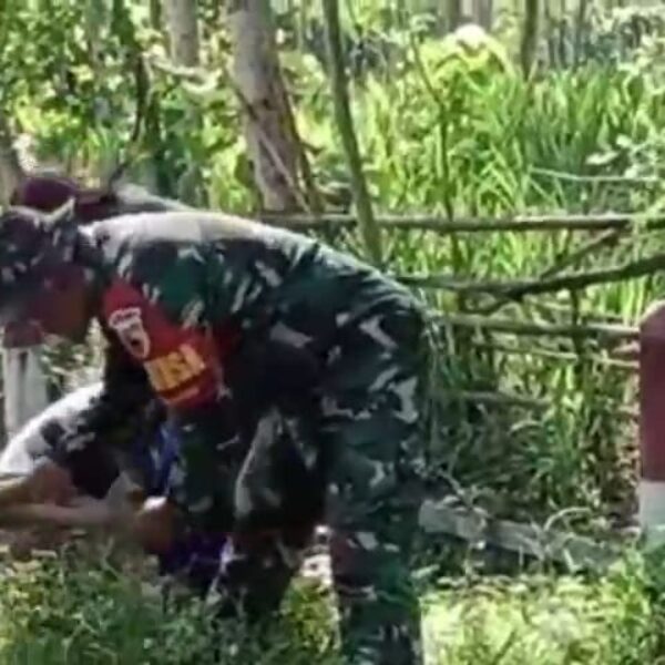 Koramil Gending Pimpin Kerja Bakti Bersihkan Jalan Desa Jatiadi