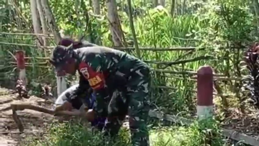 Koramil Gending Pimpin Kerja Bakti Bersihkan Jalan Desa Jatiadi