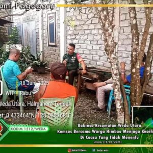 Babinsa Kecamatan Weda Utara Komsos Bersama Warga Himbau Menjaga Kesehatan Di Cuaca Yang Tidak Menentu