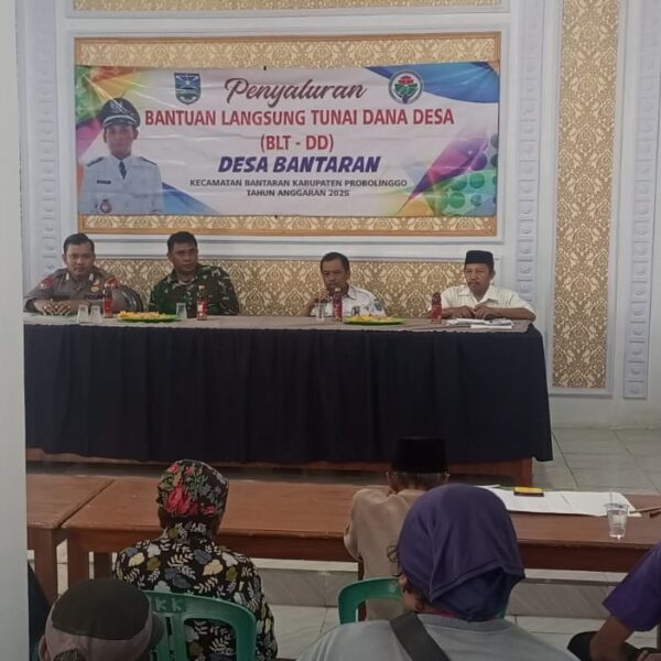 Koramil Bantaran Kawal Penyaluran BLT Dana Desa Bagi Warga Kurang Mampu