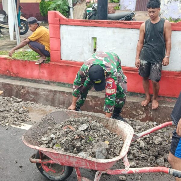 Aksi Nyata Babinsa di Tengah Bencana, Ajak Warga Bersihkan Selokan dan Perbaiki Makam