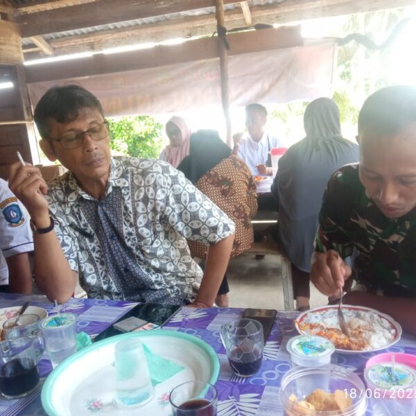 Menjelang Masa Pindah Tugas di Tempat Yang Baru, Inilah Bukti Kebersamaan Serda Junaidi Sebagai Babinsa Resang Bersama Warga Masyarakat Binaannya