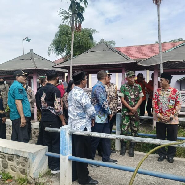 Kodim 0820 Kawal Kunjungan Gubernur Jatim Tinjau Infrastruktur Rusak