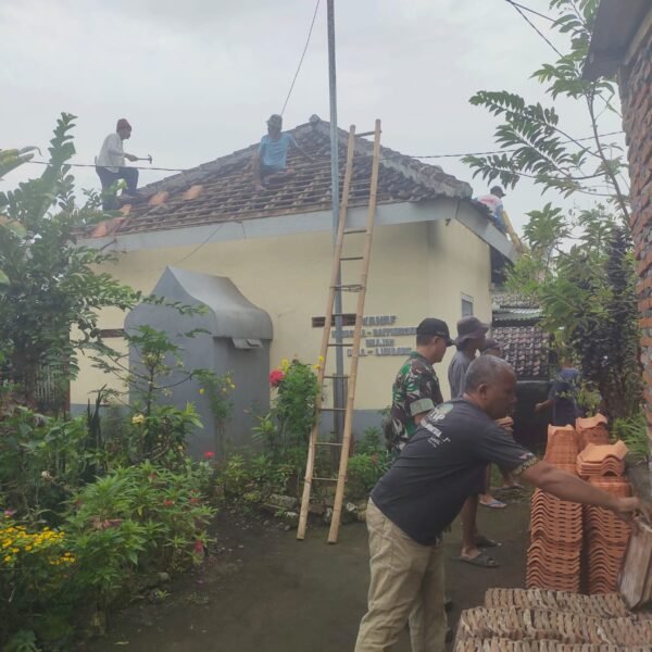 Koramil Lumbang Dampingi Kerja Bakti Rehab Musola di Probolinggo