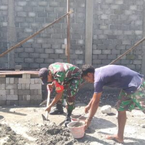 Sentuhan Tangan TNI: Babinsa Bantu Campur Semen Bangun Harapan Warga