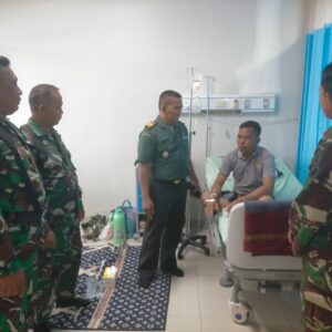 Danramil Labuan Amas Utara Besuk Anggota yang Sakit di RS Damanhuri
