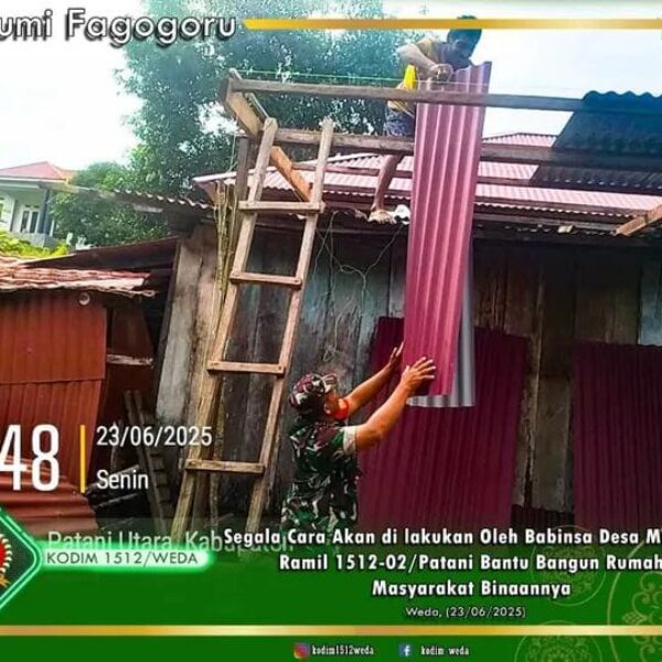 Bentuk Nyata Kepedulian Babinsa Koramil 1512-02/Patani Desa Maliforo Membantu Tahap Rumah Warga Binaanya
