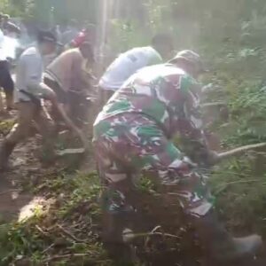 Babinsa Krucil Serda Cahyo Semangat Gotong Royong Bersama Warga Kalianan