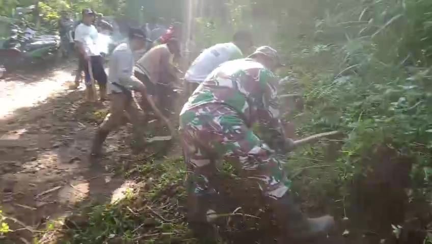 Babinsa Krucil Serda Cahyo Semangat Gotong Royong Bersama Warga Kalianan