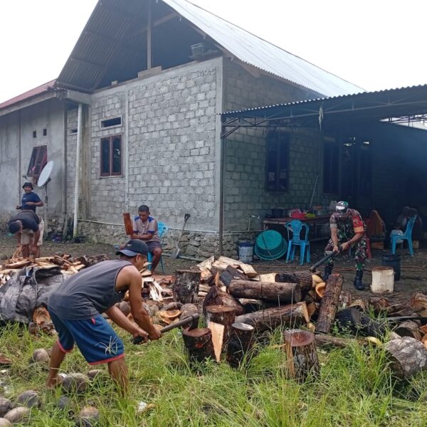Wujud Kepedulian, Babinsa Koramil 1505-04 Oba Bantu Warga Belah Kayu Bakar