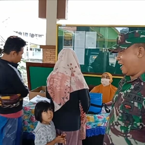 Babinsa Koramil 0820-03/Leces Bersama Polsek Leces Kompak Dukung Kesehatan Balita Lewat Komsos di Jorongan