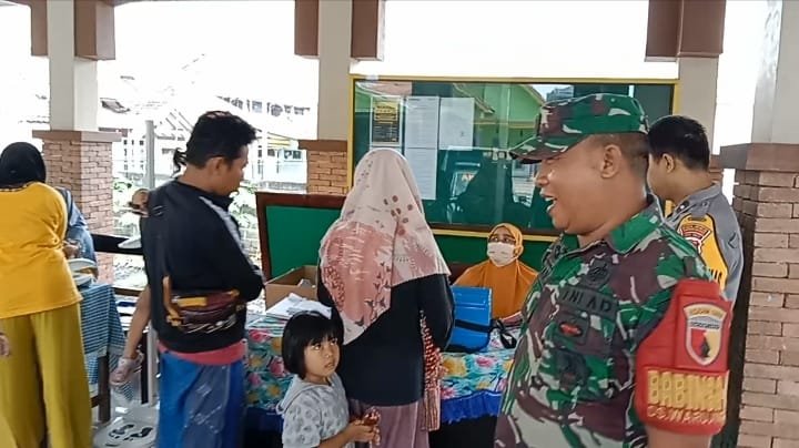 Babinsa Koramil 0820-03/Leces Bersama Polsek Leces Kompak Dukung Kesehatan Balita Lewat Komsos di Jorongan