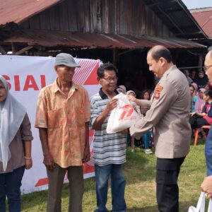 Polda Sumsel Salurkan Bansos HUT Bhayangkara ke-79 di Bukit Sangkal