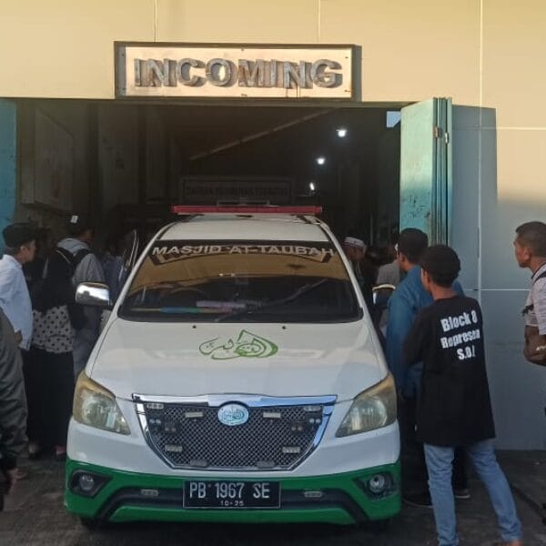 Isak Tangis Sambut Jenazah Haji Abdulrahman Tiba di Sorong PBD