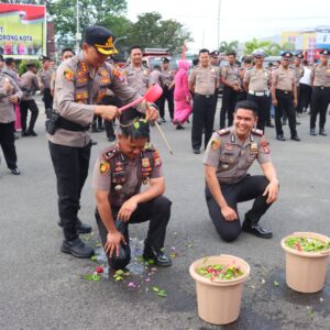Kapolresta Sorong Kota Pimpin Langsung Upacara Kenaikan Pangkat Personel Polresta Sorong Kota