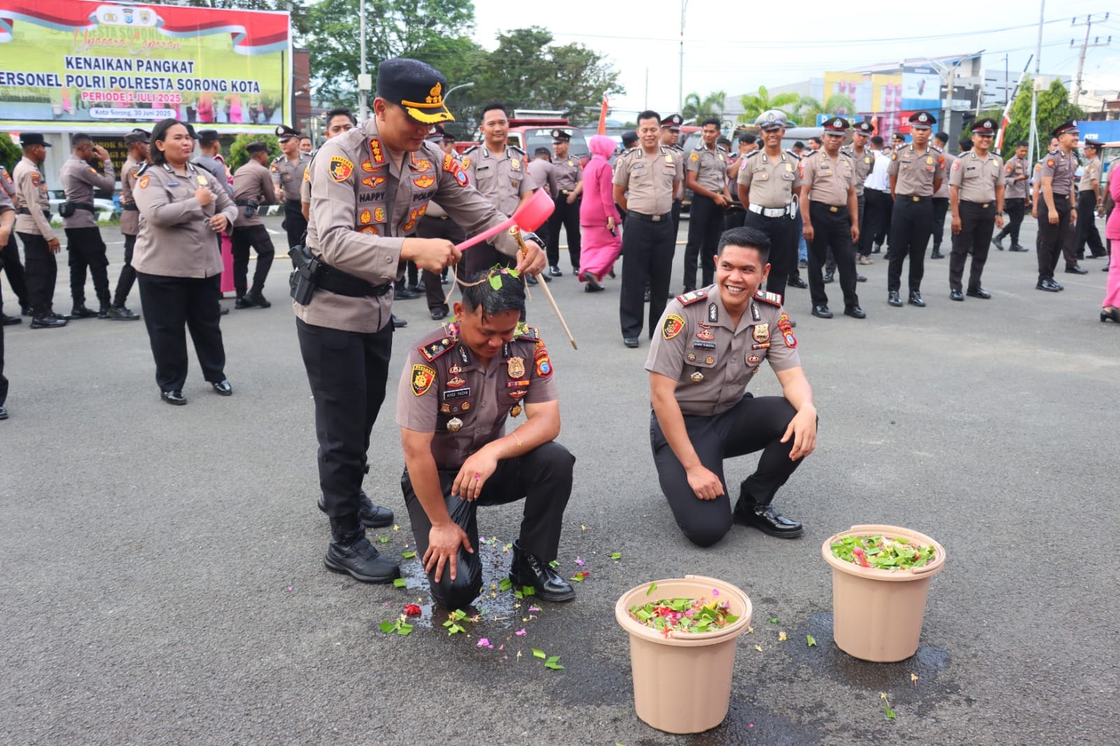 Kapolresta Sorong Kota Pimpin Langsung Upacara Kenaikan Pangkat Personel Polresta Sorong Kota