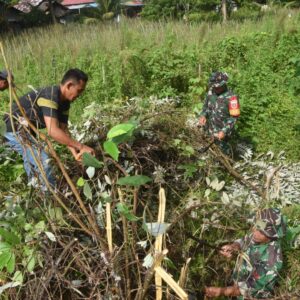 Kodim 1002/HST Bersihkan Sungai Lunjuk Sambut HUT ke-67 Kodam VI/Mulawarman