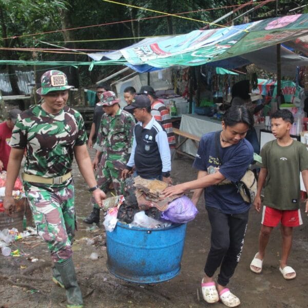 Dalam Rangka HUT ke-67 Kodam VI/Mulawarman, Kodim 1008/Tabalong Gelar Karya Bakti Bersama Warga Desa Masukau