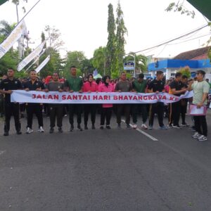 Kemeriahan HUT Bhayangkara ke-79, Polres Probolinggo Kota Gelar Jalan Santai 