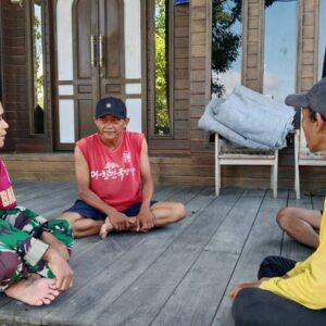 Melalui Komsos Babinsa Himbau Warga Jaga Kebersihan Lingkungan