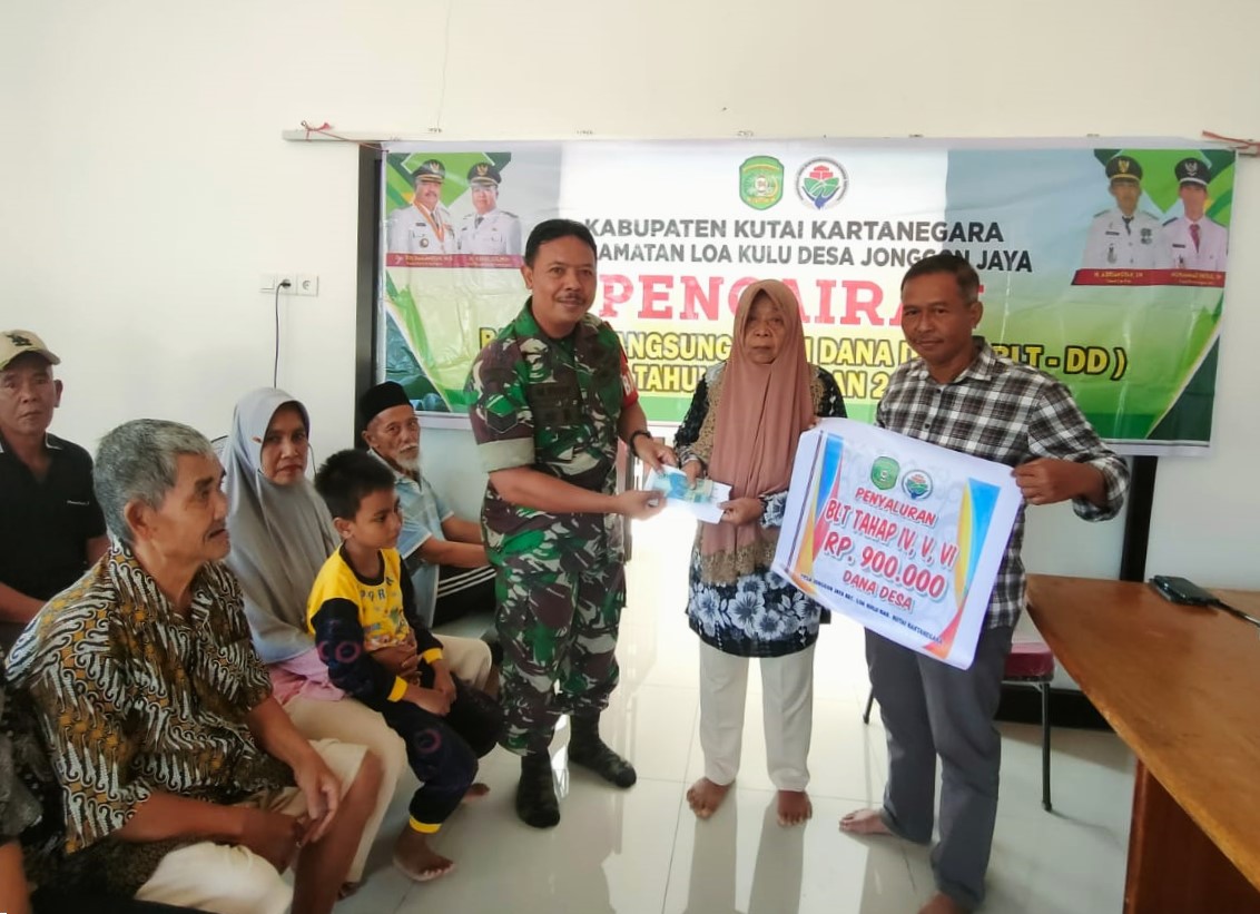 Kawal Penyaluran BLT, Babinsa Jonggon Jaya Pastikan Bantuan Diberikan Tepat Sasaran