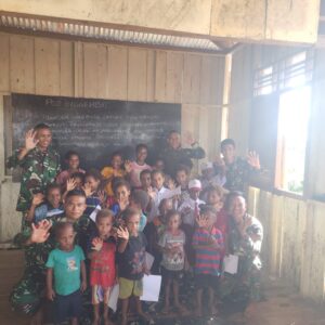Sekolah Rusak Tak Jadi Halangan, Satgas Yonif 126/KC Pos Inggembit Ajar Anak-Anak Calistung di Perbatasan Papua