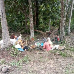 Manfaatkan Waktu Istirahat untuk Bersenda Gurau, Babinsa dan Petani Saling Eratkan Tali Silaturahmi