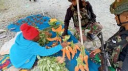 Gairahkan Ekonomi Lokal, Satgas Yonif 715/Mtl Borong Hasil Tani