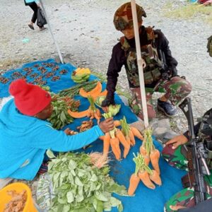 Gairahkan Ekonomi Lokal, Satgas Yonif 715/Mtl Borong Hasil Tani