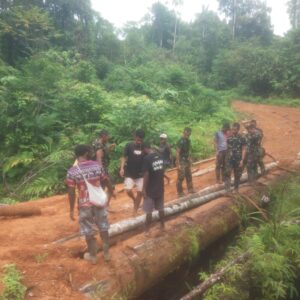 Satgas Yonif 126/KC Bersama Warga Gotong Royong Perbaiki Jembatan Menuju Kampung Wametkapa